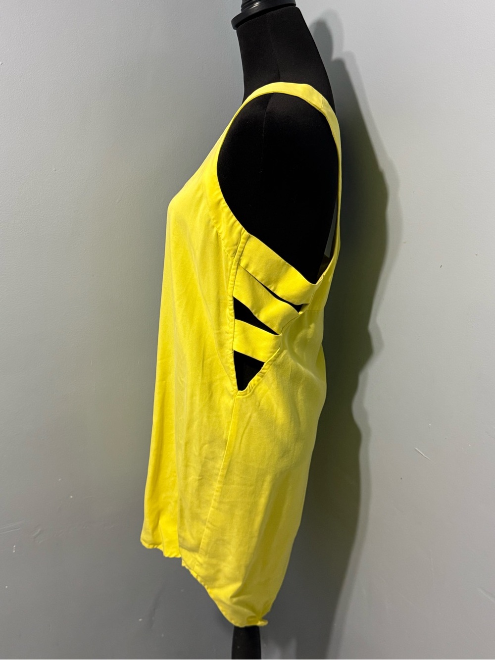 Michelle Mason Yellow Cut Out‎ Mini Dress Women’s Dress Size 8